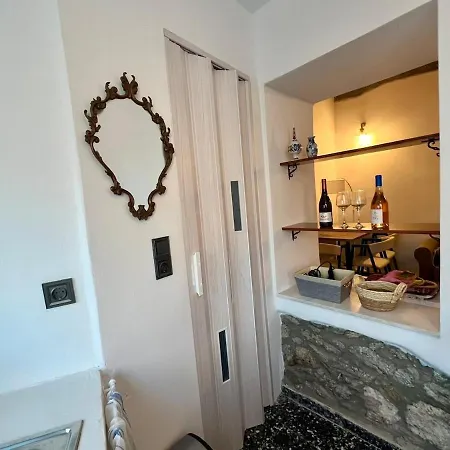 Rustic Retreat In Town Διαμέρισμα *