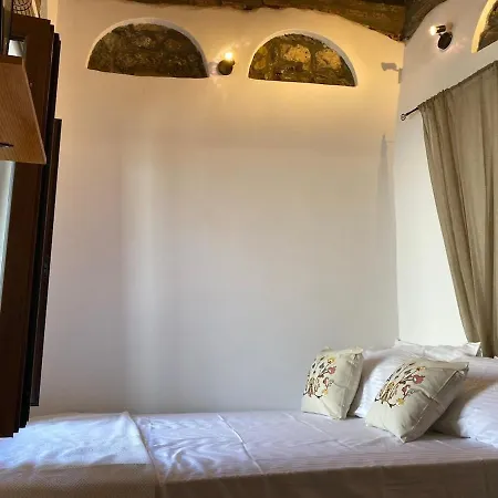 Rustic Retreat In Town Διαμέρισμα