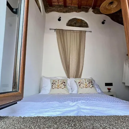 Rustic Retreat In Town Διαμέρισμα